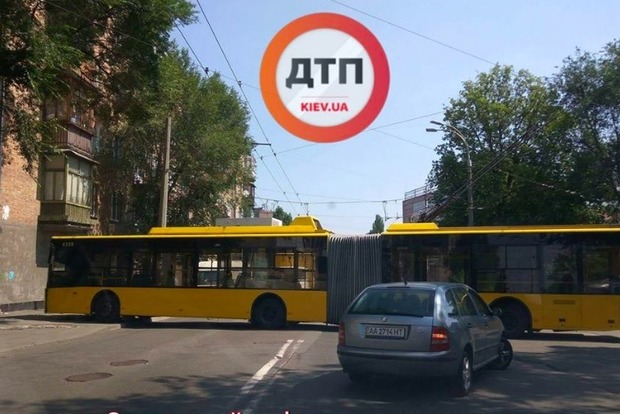 Троллейбус протаранил жилой дом в Киеве