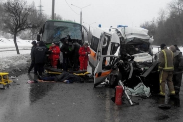 У Харкові машина швидкої допомоги влетіла в автобус: двоє загиблих