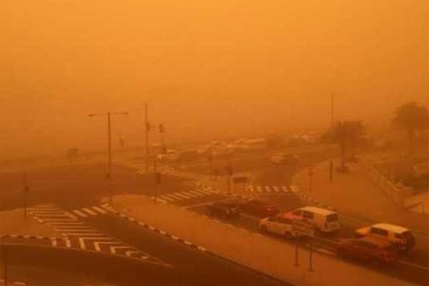 Это видео впечатляет. На аравийском полуострове прошла мощная песчаная буря