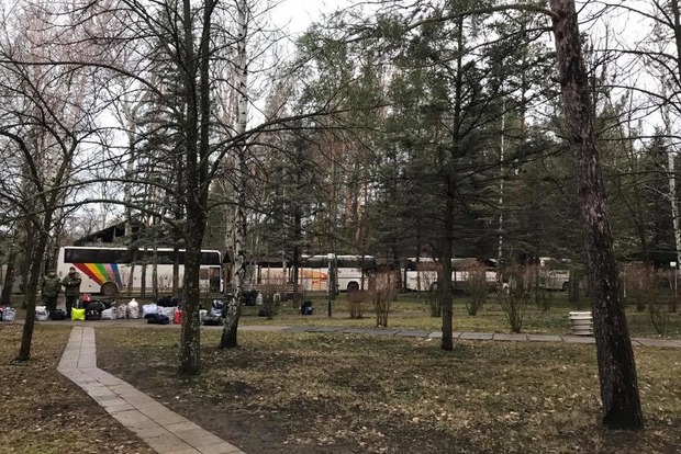 Перший автобус зі звільненими українцями вже прибув на підконтрольну Україні територію