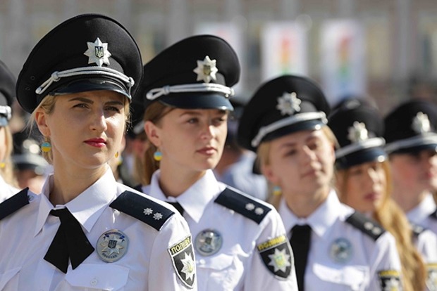 В Киеве следователь полиции требовала 8000 долларов взятки 