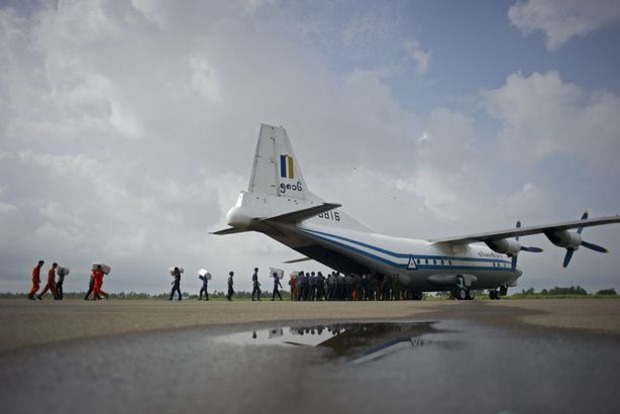 Военный самолет, который пропал в Мьянме, разбился. На борту было 120 военных