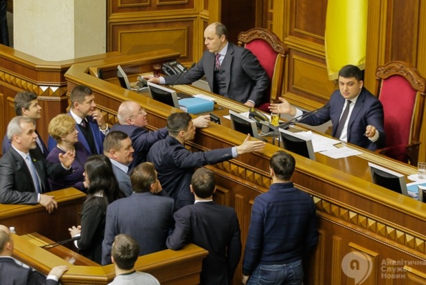 ВРУ отменит решение о повышении в два раза зарплат депутатам