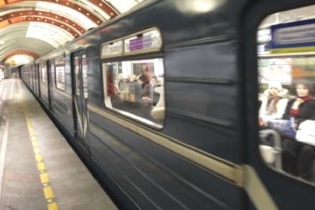 В киевском метро на рельсы упал человек, движение восстановлено