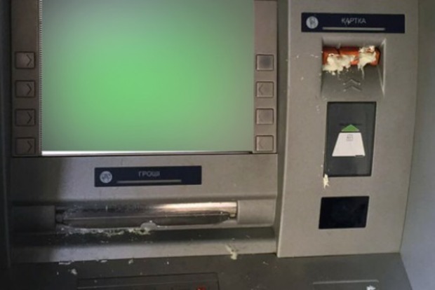 В центре Харькова злоумышленники залили монтажной пеной банкоматы «Сбербанка»