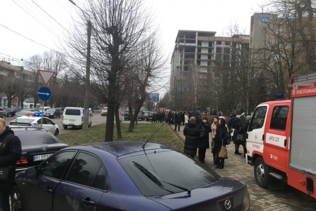 В здании налоговой в Черновцах прогремел взрыв, людей срочно эвакуируют