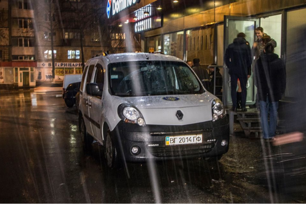 Националисты устроили стрельбу в Киеве, ранен работник пиццерии
