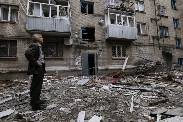 Боевики обстреляли Авдеевку: снаряд попал в квартиру пятиэтажки