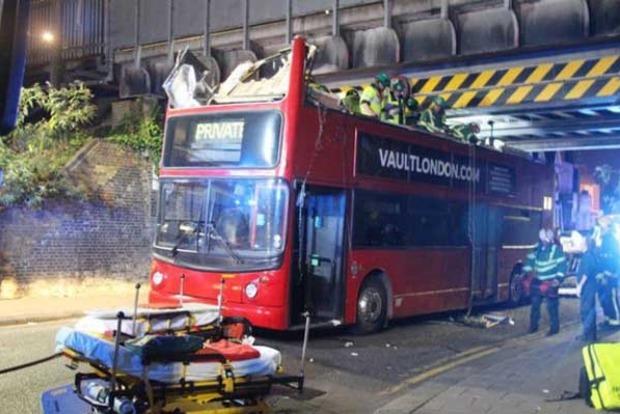 В Лондоне двухэтажному автобусу мост срезал крышу