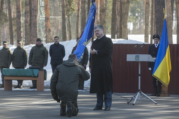 Солдат почетного караула снова упал при Порошенко