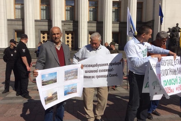 Нардепов под Радой призывали спасти экологию Украины