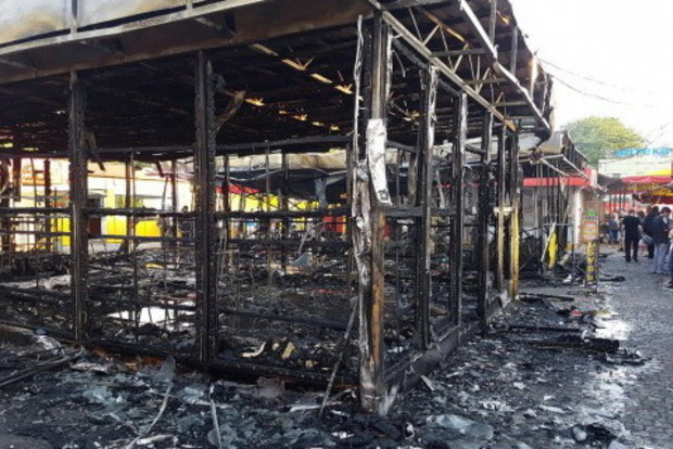 В Харькове сгорели торговые павильоны возле метро «Имени Масельского»