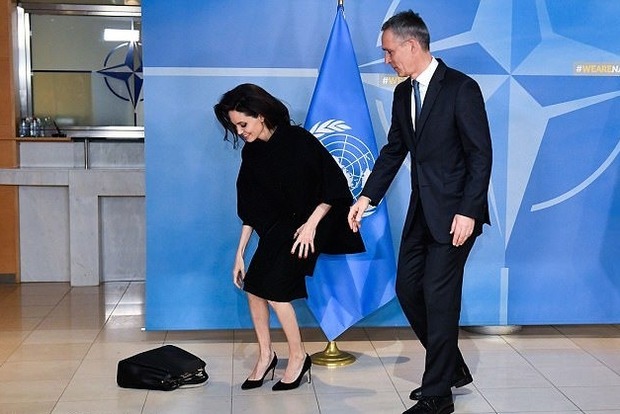 Без конфуза не обошлось: Джоли посетила штаб-квартиру НАТО