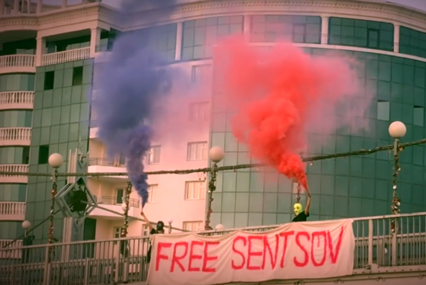  Полиция задержала активисток Pussy Riot после зажигательной акции в поддержку Сенцова