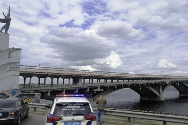 Міст Метро в Києві перекритий (оновлено)