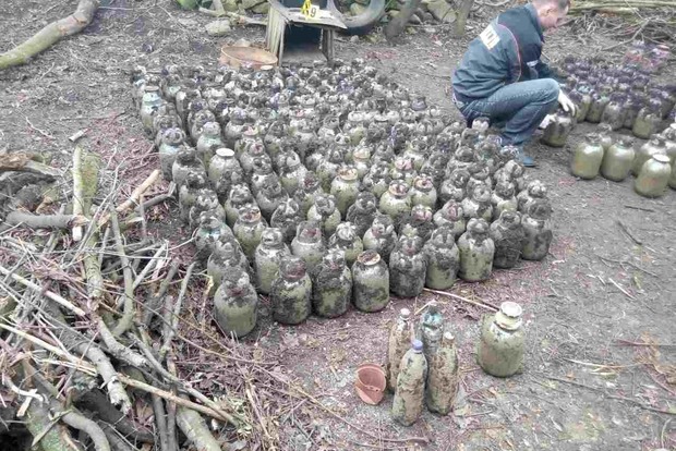 На Івано-Франківщині чоловік «закатав» у банки 200 кг марихуани