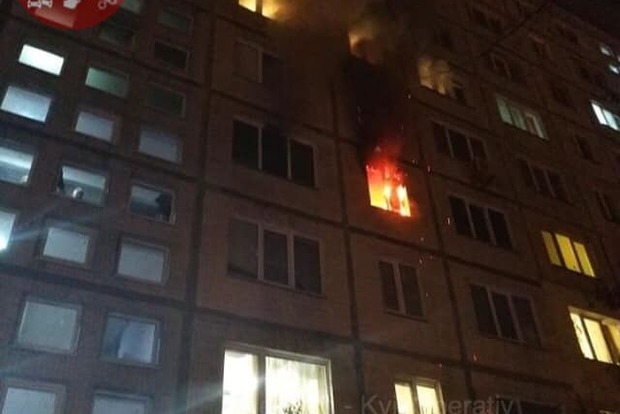 Второй пожар за день: в Киеве загорелись три этажа многоэтажки