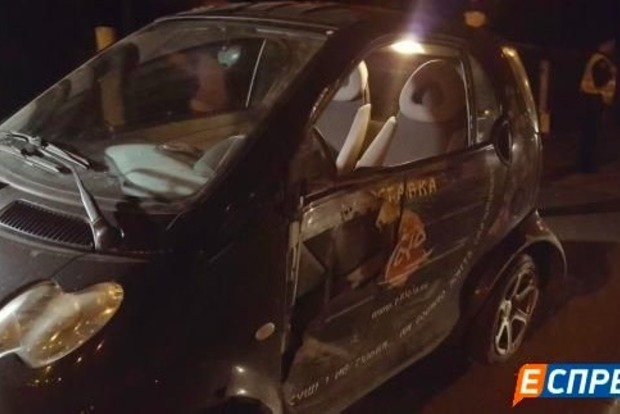 В Киеве пьяный водитель Smart устроил зрелищную аварию
