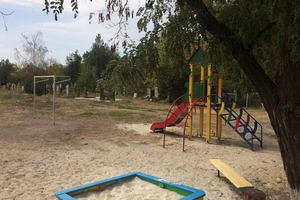 У Мелітополі відкрили дитячий майданчик на кладовищі