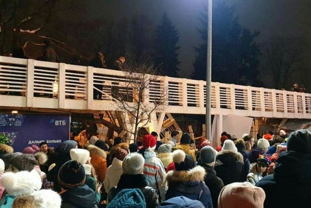 Пели гимн РФ: в Москве рухнул мост с людьми