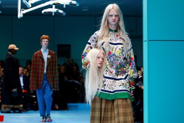 На показі Gucci в Мілані моделі носили свої голови під пахвами