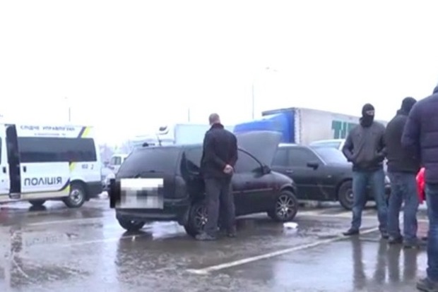В Мукачево рэкетир вымогал деньги у чиновника и угрожал убить его семью