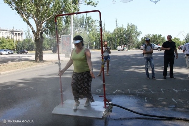 Власти Николаева спасают горожан от жары распылителем воды 
