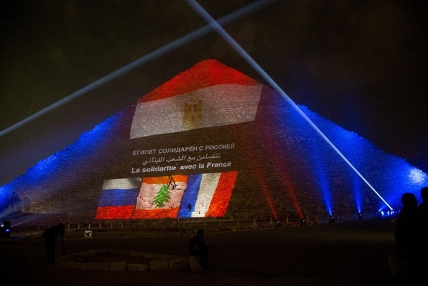 Великие пирамиды осветили цветами флагов Франции, Ливана и России