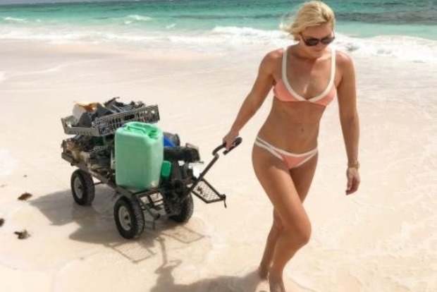 Олимпийская чемпионка в бикини занялась уборкой мусора на пляже. Фото
