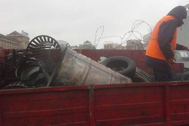 Коммунальщики продолжают зачистку «Майдана-3» в центре столицы