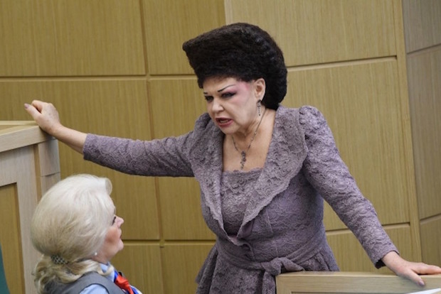 Демонічна зачіска російського сенатора стала об'єктом насмішок на Заході