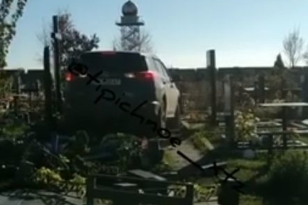 Буксовал на могилах: В Харькове поп на джипе развалил пол-кладбища, (видео)