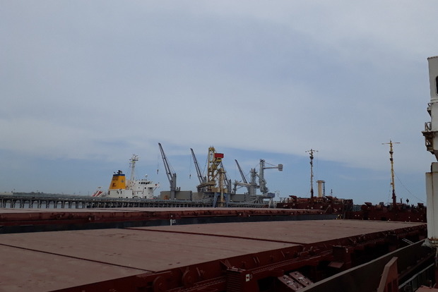 Украина с аукциона продаст арестованное российское судно