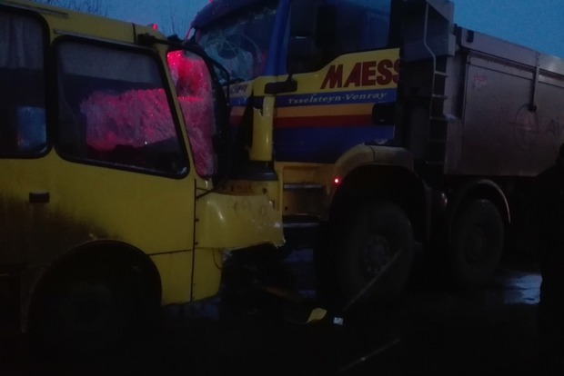 В Киевской области грузовик врезался в маршрутку: пятеро пострадавших