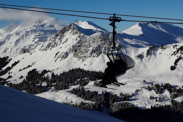 Оказались в плену: 150 лыжников застряли в Альпах на высоте 25 метров