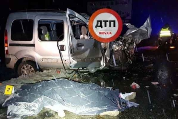 ДТП под Киевом: водитель и пассажирка погибли мгновенно