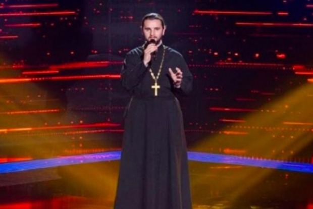 Священик, який заспівав на шоу «Голос країни», виявився шанувальником одіозного Охлобистіна