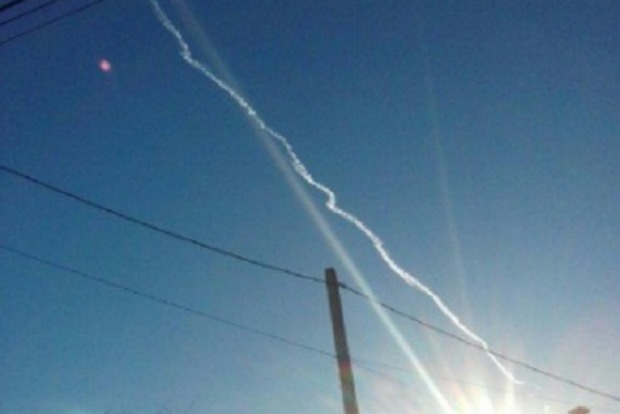 Свидетели заявляют о мощном взрыве в небе над Симферополем