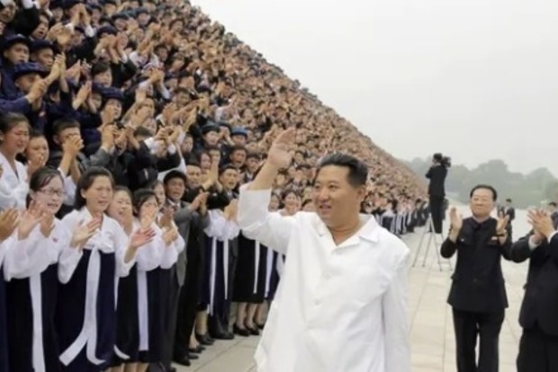 Сильно похудевший Ким Чен Ын встретился с учащимися 