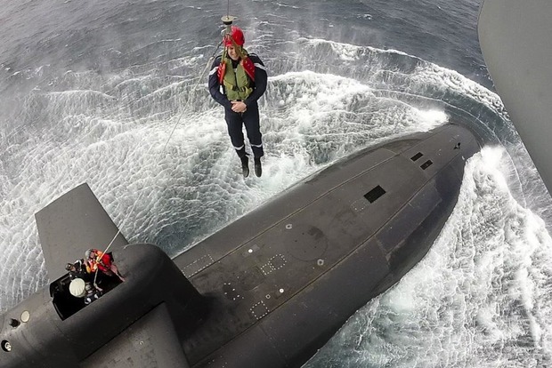 Соцсети в восторге: Макрон спустился на подводную лодку «Устрашающий» как Джеймс Бонд
