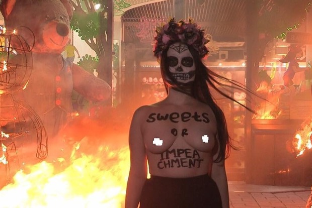 Голая активистка Femen сожгла медведей под магазином Roshen (фото, видео 18+)