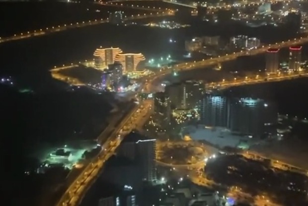 Відео нічний посадки на курортний острів