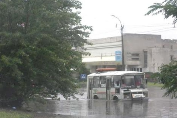 У Черкасах рятувальники продовжують відкачувати воду з вулиць