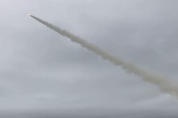 У Президента показали испытание новой ракеты украинского производства 