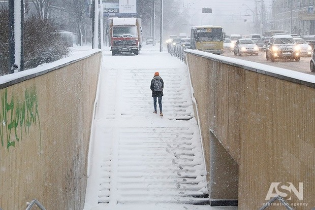 Снегопады в Украине: движение транспорта ограничили в 5 областях