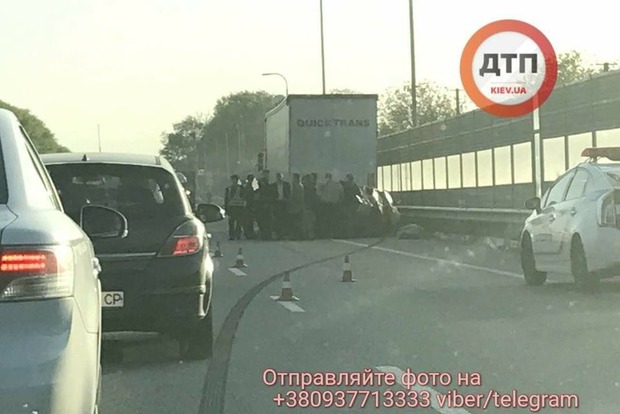 ДТП под Киевом: Машина въехала в фуру, двое погибших