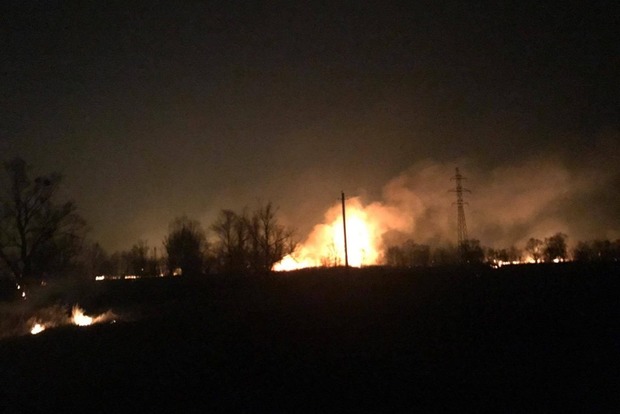 Появилось видео мощного пожара в столичном микрорайоне Осокорки
