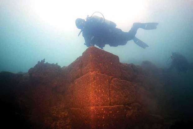 В турецком озере нашли развалины древнего замка