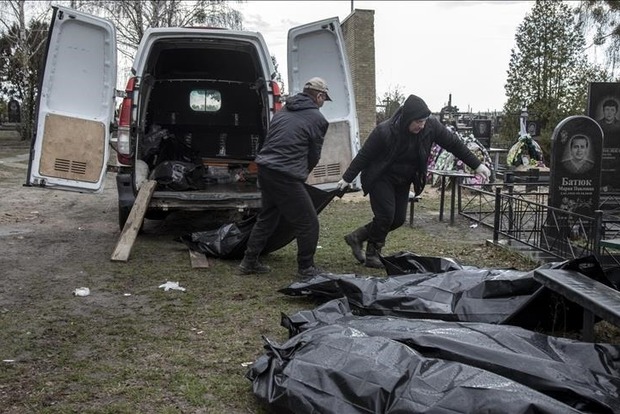 В Буче извлекают тела мирных жителей из массового захоронения