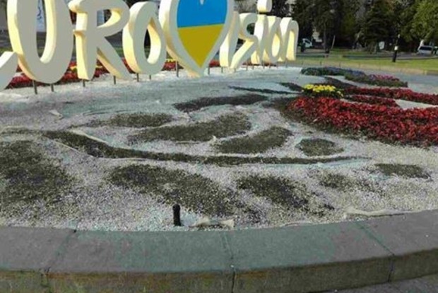 В Киеве вандалы испортили цветочную композицию к Евровидению-2017‍